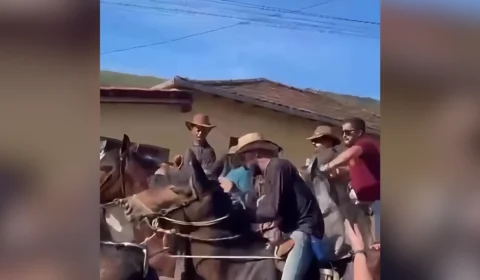 Homem é espancado durante cavalgada em MG; vídeo mostra sequência de agressões