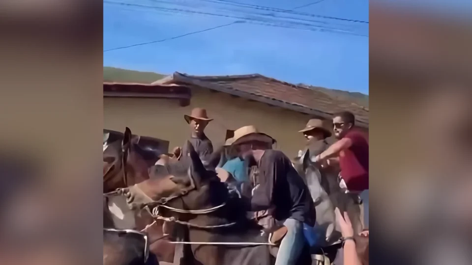Homem é espancado durante cavalgada em MG; vídeo mostra sequência de agressões