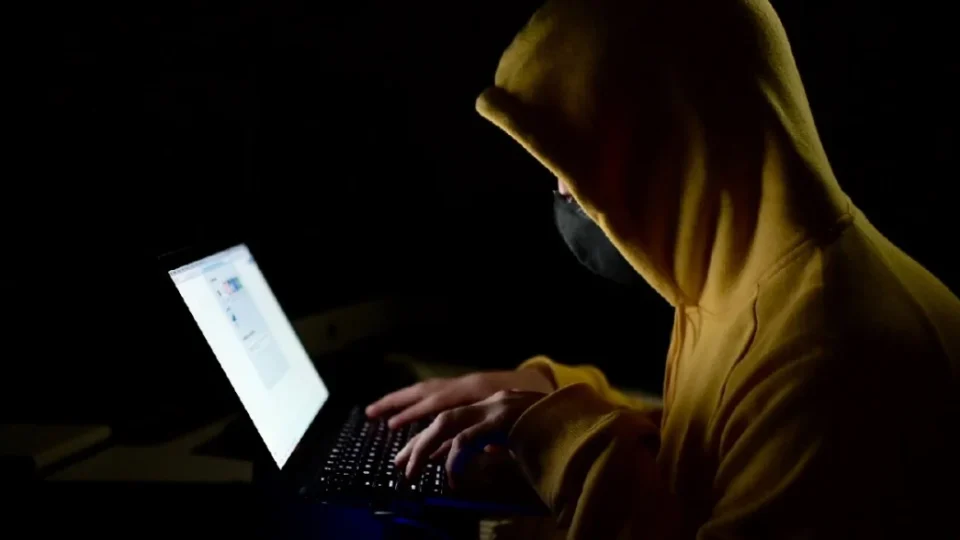 Jovens estão sendo atraídos para o extremismo pela internet e acendem alerta nas forças de segurança