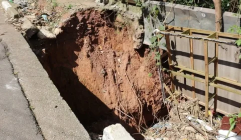 Cratera na Avenida Alda preocupa moradores na divisa de Diadema com São Paulo