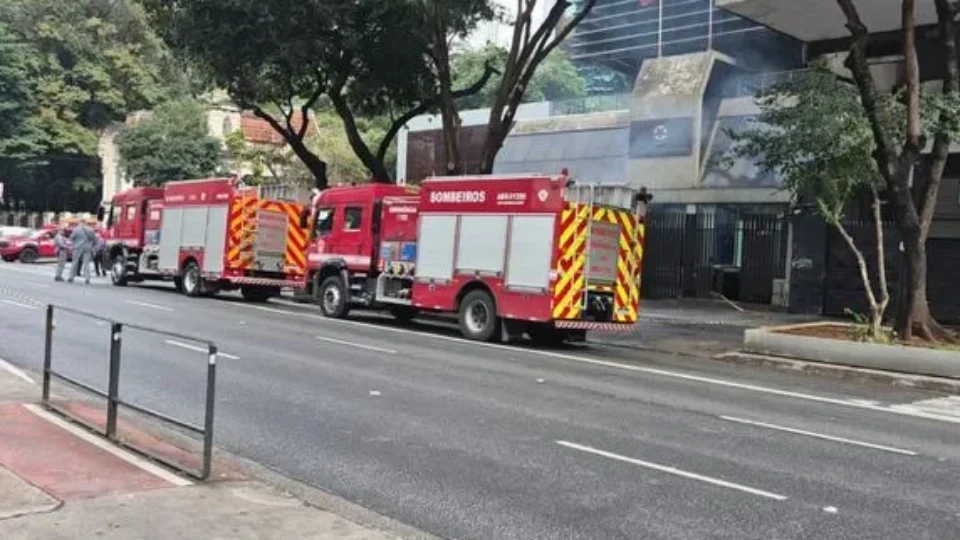 Possível curto-circuito em rede subterrânea mobiliza equipes na Avenida Paulista