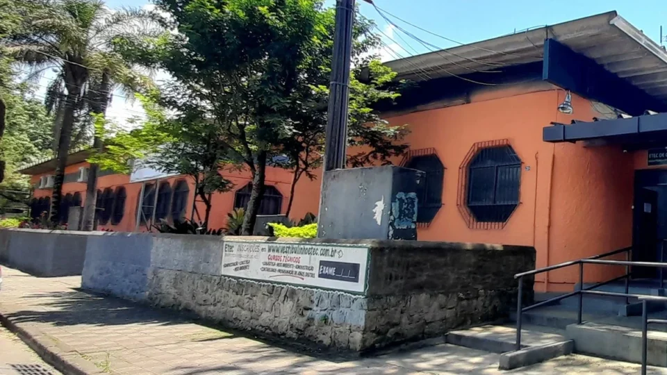 Professor é afastado após acusação de assédio em escola técnica; mensagens em aplicativos viram peça central do caso