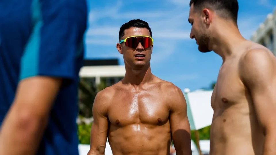 Cristiano Ronaldo surge de sunga antes do torneio mundial e publicação agita fãs nas redes