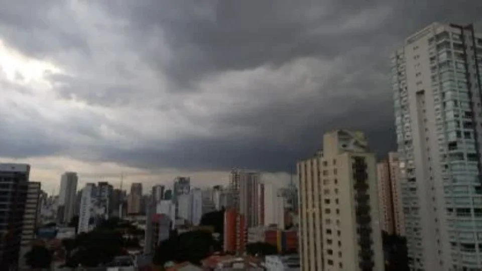 Frio ganha força em São Paulo e sensação térmica pode chegar a 13°C; veja como fica o tempo nos próximos dias