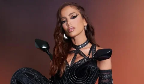 Anitta surge abraçada a bilionário em jogo da seleção e foto agita as redes; saiba quem é o empresário