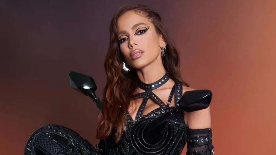 Anitta surge abraçada a bilionário em jogo da seleção e foto agita as redes; saiba quem é o empresário