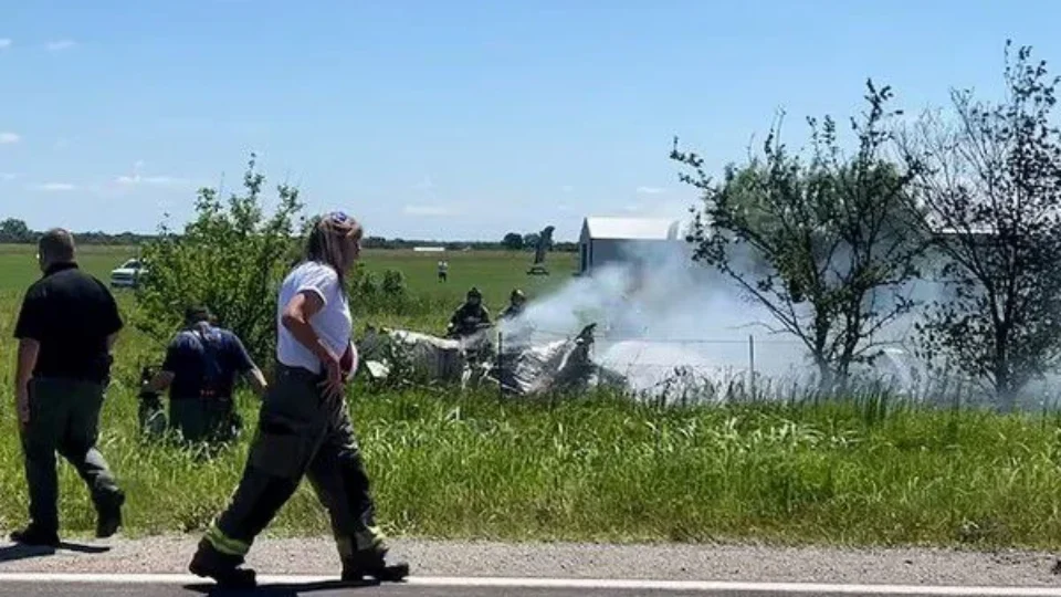 Tragédia nos Estados Unidos: avião cai logo após decolar e deixa 12 mortos; investigação tenta esclarecer o que aconteceu