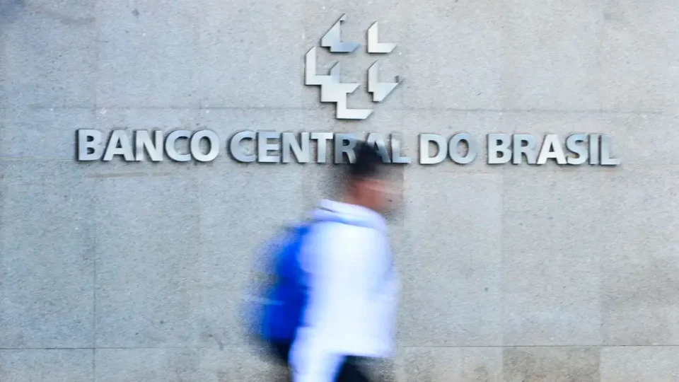 Copom decide futuro da Selic em meio à pressão inflacionária; Câmara pauta fim da escala 6×1
