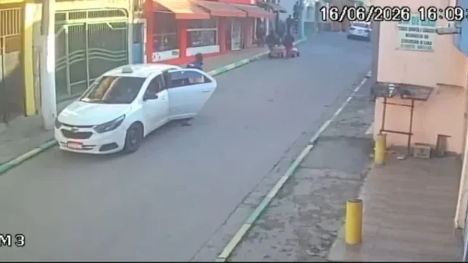 Vídeo mostra homem tentando colocar criança em carro e mobiliza moradores em Guaianases
