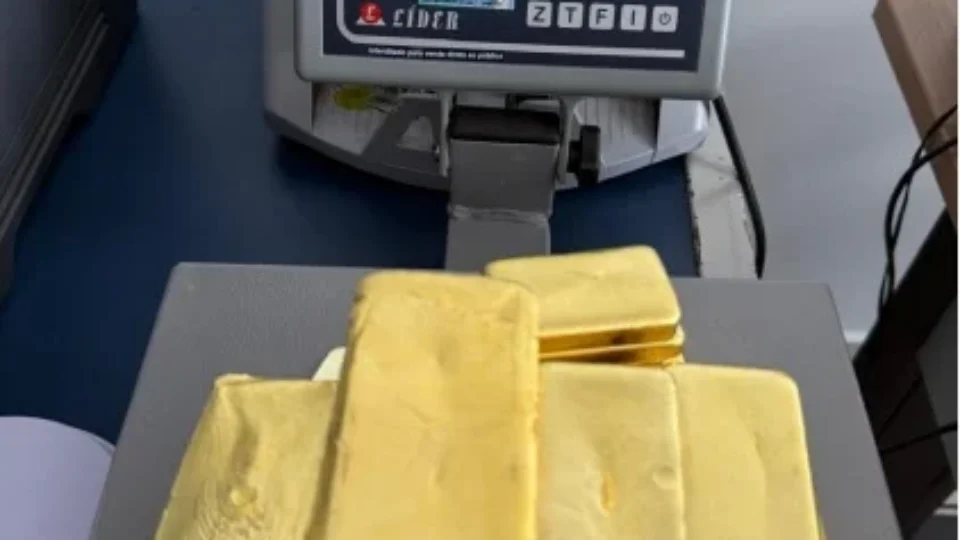Justiça mantém prisão de homem flagrado com R$ 10 milhões em ouro escondidos em carro de locadora, em Roraima