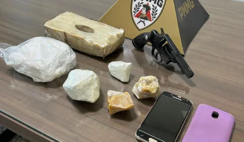 Mulher é presa com drogas e arma escondidas em roupas de bebê em MG