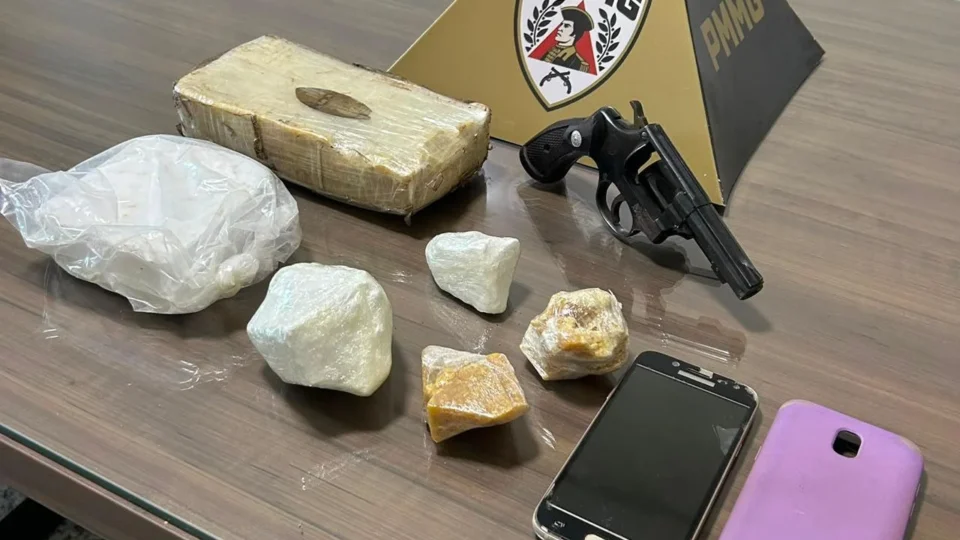 Mulher é presa com drogas e arma escondidas em roupas de bebê em MG