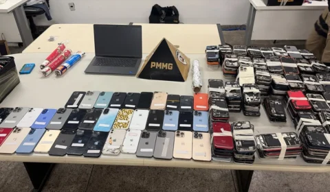 Polícia encontra cerca de 500 celulares furtados em shopping popular de Belo Horizonte; homem é preso e adolescente apreendido