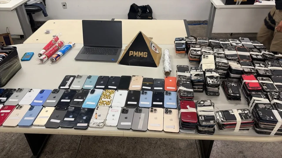 Polícia encontra cerca de 500 celulares furtados em shopping popular de Belo Horizonte; homem é preso e adolescente apreendido