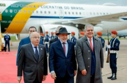 Lula chega ao Paraguai para cúpula do Mercosul em meio a negociações com Japão e divergências no bloco