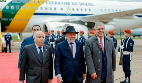 Lula chega ao Paraguai para cúpula do Mercosul em meio a negociações com Japão e divergências no bloco