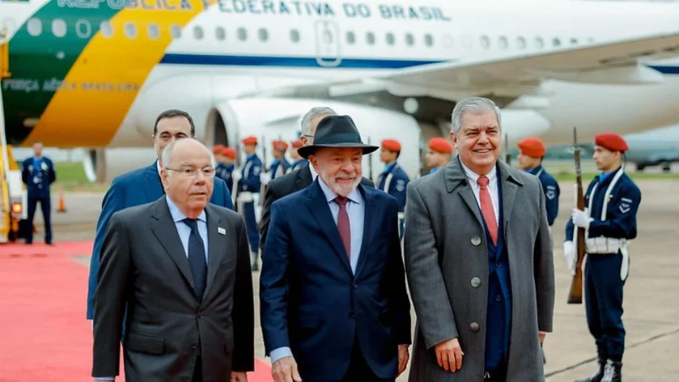 Lula chega ao Paraguai para cúpula do Mercosul em meio a negociações com Japão e divergências no bloco