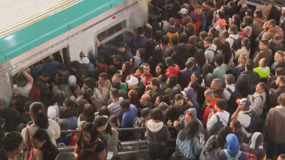 Falha na Linha 9-Esmeralda provoca atrasos, superlotação e revolta de passageiros em São Paulo