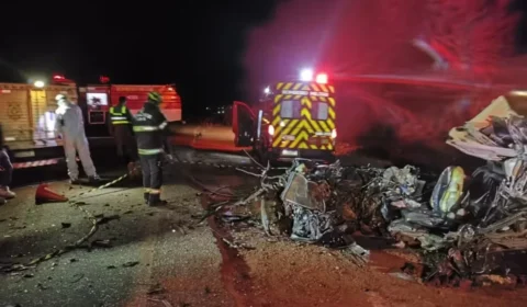 Batida violenta destrói carro e mata vereador, esposa e filho de 12 anos