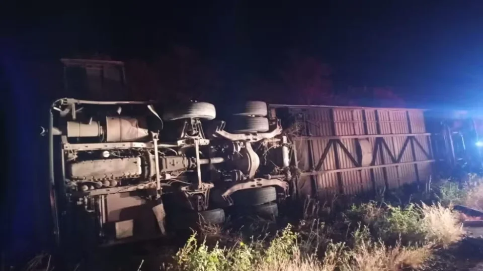 Acidente com ônibus deixa mortos e feridos no Ceará e mobiliza equipes de resgate