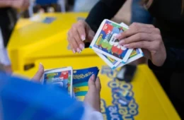 Prefeitura de São Paulo distribui álbum e figurinhas do torneio mundial de futebol de graça na capital