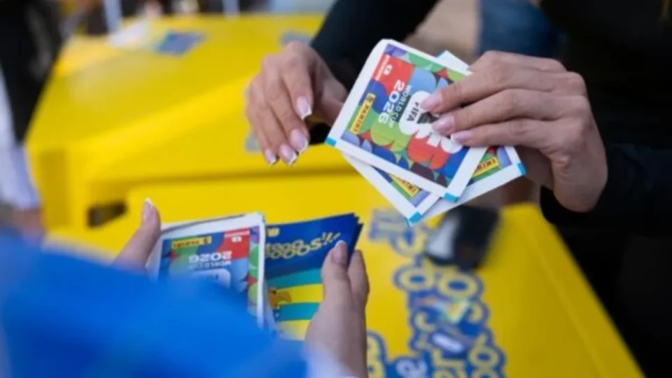 Prefeitura de São Paulo distribui álbum e figurinhas do torneio mundial de futebol de graça na capital