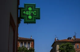 Menino de 3 anos morre dentro de carro durante onda de calor recorde na França