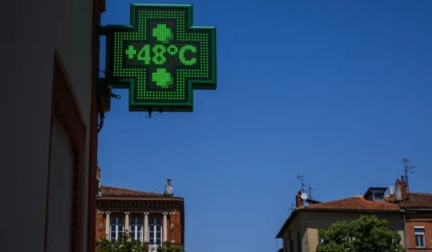 Menino de 3 anos morre dentro de carro durante onda de calor recorde na França