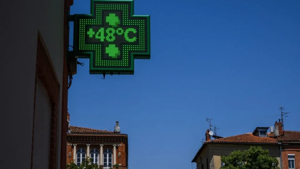 Menino de 3 anos morre dentro de carro durante onda de calor recorde na França