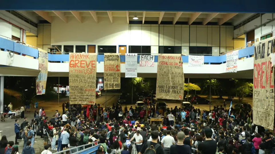 Após quase 60 dias de paralisação, estudantes da USP aprovam fim da greve e retomada das atividades