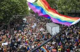 Parada do Orgulho LGBTQIA+ é adiada em Paris após onda de calor extremo atingir a França