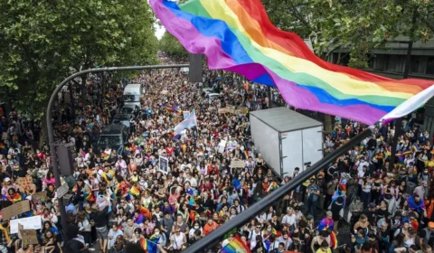 Parada do Orgulho LGBTQIA+ é adiada em Paris após onda de calor extremo atingir a França