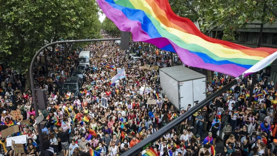 Parada do Orgulho LGBTQIA+ é adiada em Paris após onda de calor extremo atingir a França