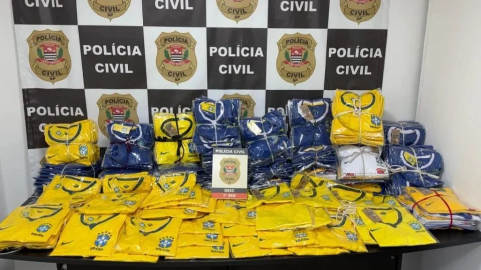 Polícia faz grande apreensão de produtos e álbuns falsificados da Copa do Mundo de 2026