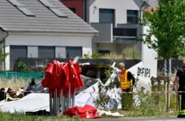 Queda de avião mata 11 em área urbana na França