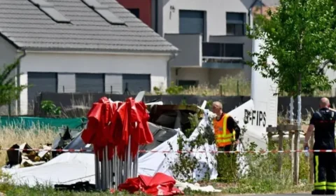 Queda de avião mata 11 em área urbana na França