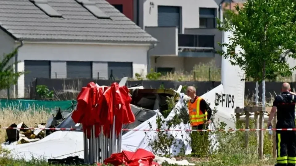Queda de avião mata 11 em área urbana na França