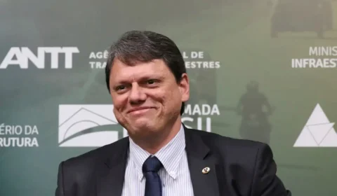 Tarcísio revela que Bolsonaro discutiu lançá-lo ao Planalto, mas crava: ‘Indicou Flávio, meu candidato é o Flávio’