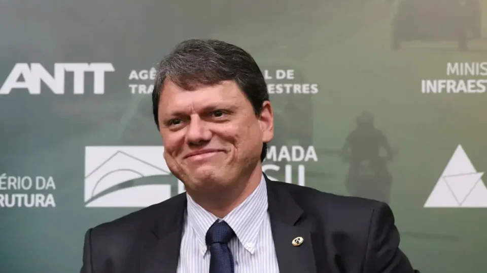 Tarcísio revela que Bolsonaro discutiu lançá-lo ao Planalto, mas crava: ‘Indicou Flávio, meu candidato é o Flávio’