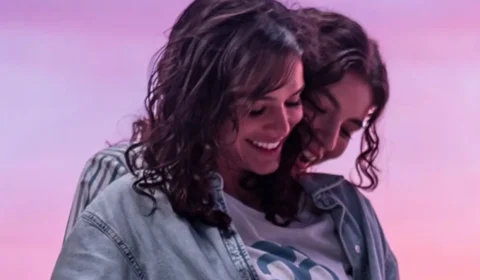 Bruna Marquezine e Alanis Guillen acendem clima em série