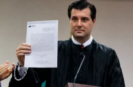 Irmão de chefe do MP-BA é flagrado negociando repasse de R$ 8 milhões com dono do Banco Master