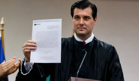 Irmão de chefe do MP-BA é flagrado negociando repasse de R$ 8 milhões com dono do Banco Master