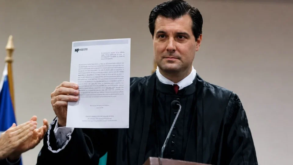 Irmão de chefe do MP-BA é flagrado negociando repasse de R$ 8 milhões com dono do Banco Master