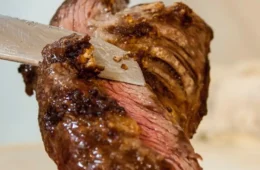União Europeia fecha portas para carne brasileira; governo reage e fala em retaliação