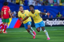 Chuteiras cor-de-rosa em torneio mundial chamam atenção e têm explicação surpreendente; entenda