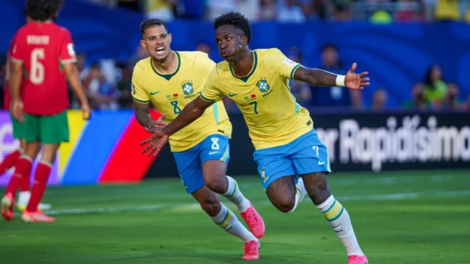 Chuteiras cor-de-rosa em torneio mundial chamam atenção e têm explicação surpreendente; entenda