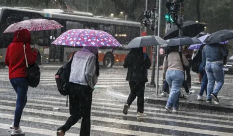 Frente fria provoca chuva forte, derruba temperaturas e coloca São Paulo em alerta para alagamentos