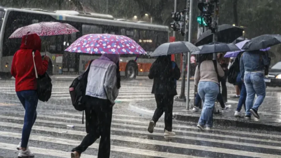 Frente fria provoca chuva forte, derruba temperaturas e coloca São Paulo em alerta para alagamentos