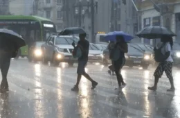 Frente fria derruba temperaturas em São Paulo e traz chuva forte com ventos de até 60 km/h