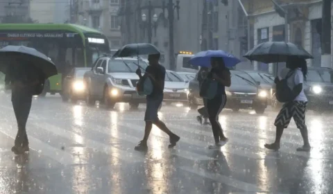 Frente fria derruba temperaturas em São Paulo e traz chuva forte com ventos de até 60 km/h